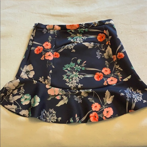 Zara floral scuba skirt - Picture 2 of 3